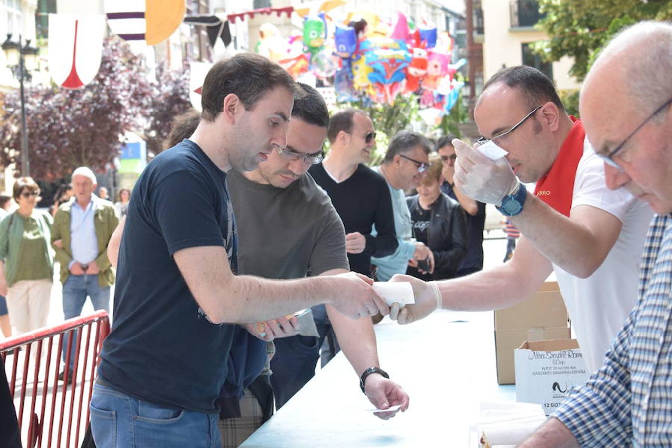 El Hogar Navarro ha sido el encargado de organizar el tradicional reparto del bocadillo de chistorra maridado con queso del roncal en Portales 23. El acto se ha enmarcado dentro de las actividades de las Casas Regionales. 