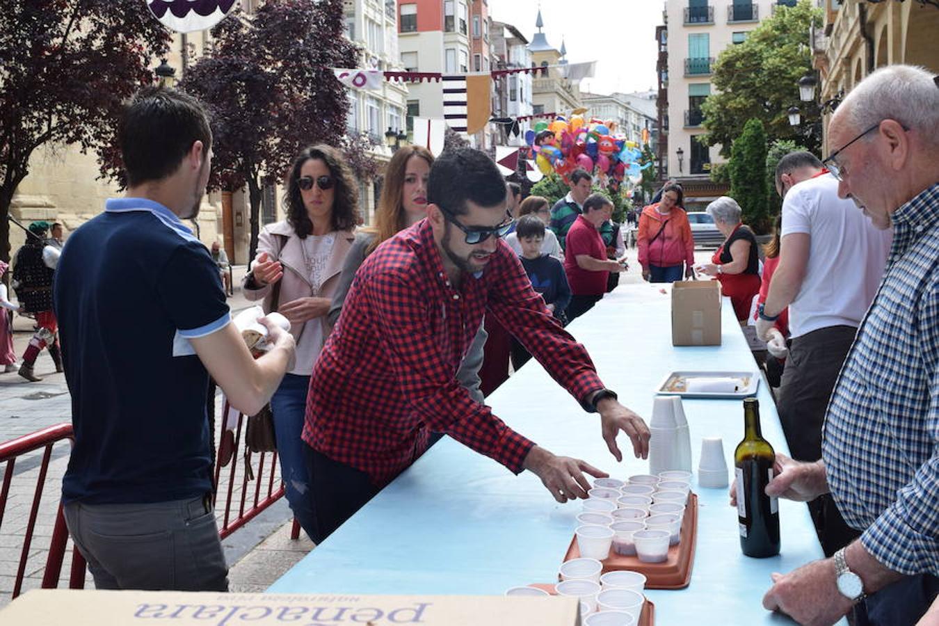 El Hogar Navarro ha sido el encargado de organizar el tradicional reparto del bocadillo de chistorra maridado con queso del roncal en Portales 23. El acto se ha enmarcado dentro de las actividades de las Casas Regionales. 