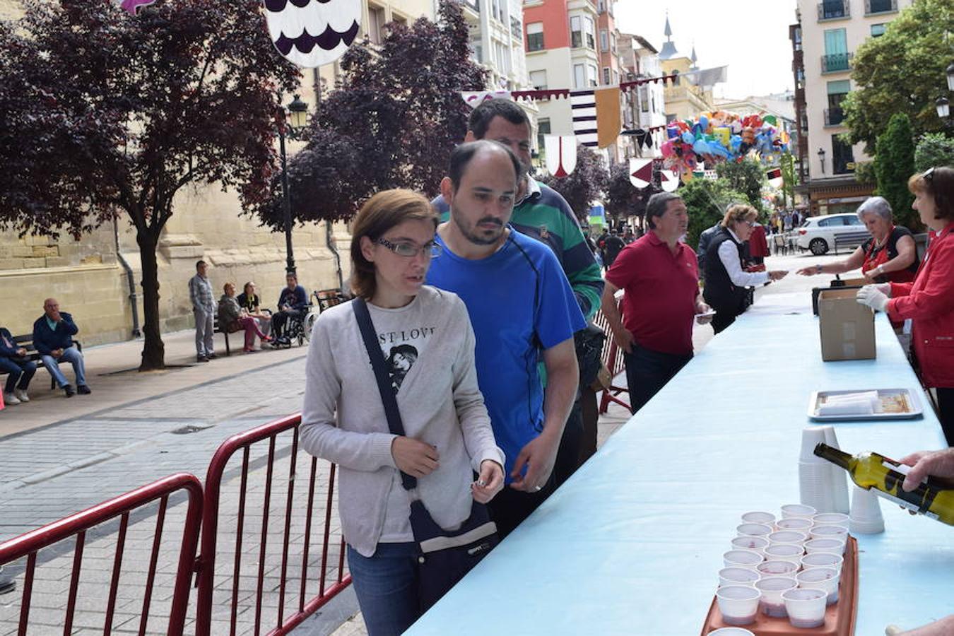 El Hogar Navarro ha sido el encargado de organizar el tradicional reparto del bocadillo de chistorra maridado con queso del roncal en Portales 23. El acto se ha enmarcado dentro de las actividades de las Casas Regionales. 