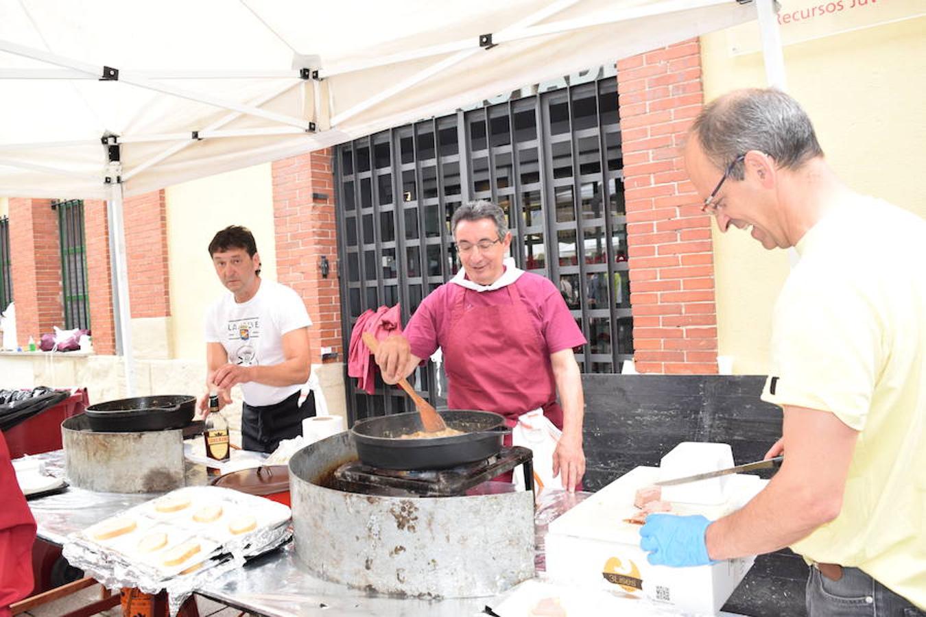 La Peña La Rioja ha organizado de buen amañana la degustación de tostas de paté con boletus en la Calle Once de Junio (junto a la Gota de Leche), en un acto coordinado con la Federación de Peñas de Logroño.