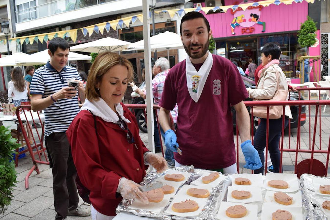 La Peña La Rioja ha organizado de buen amañana la degustación de tostas de paté con boletus en la Calle Once de Junio (junto a la Gota de Leche), en un acto coordinado con la Federación de Peñas de Logroño.