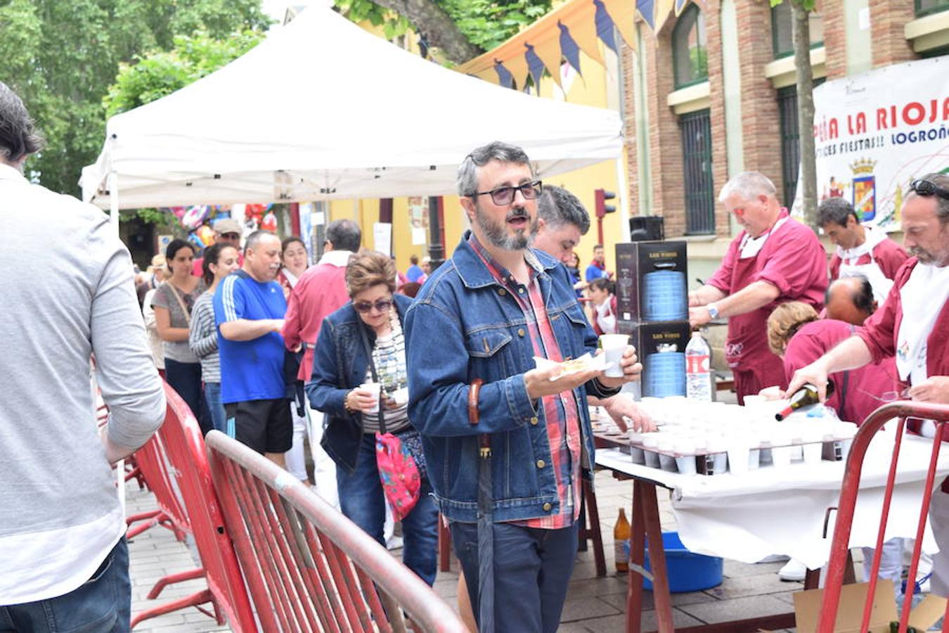 La Peña La Rioja ha organizado de buen amañana la degustación de tostas de paté con boletus en la Calle Once de Junio (junto a la Gota de Leche), en un acto coordinado con la Federación de Peñas de Logroño.