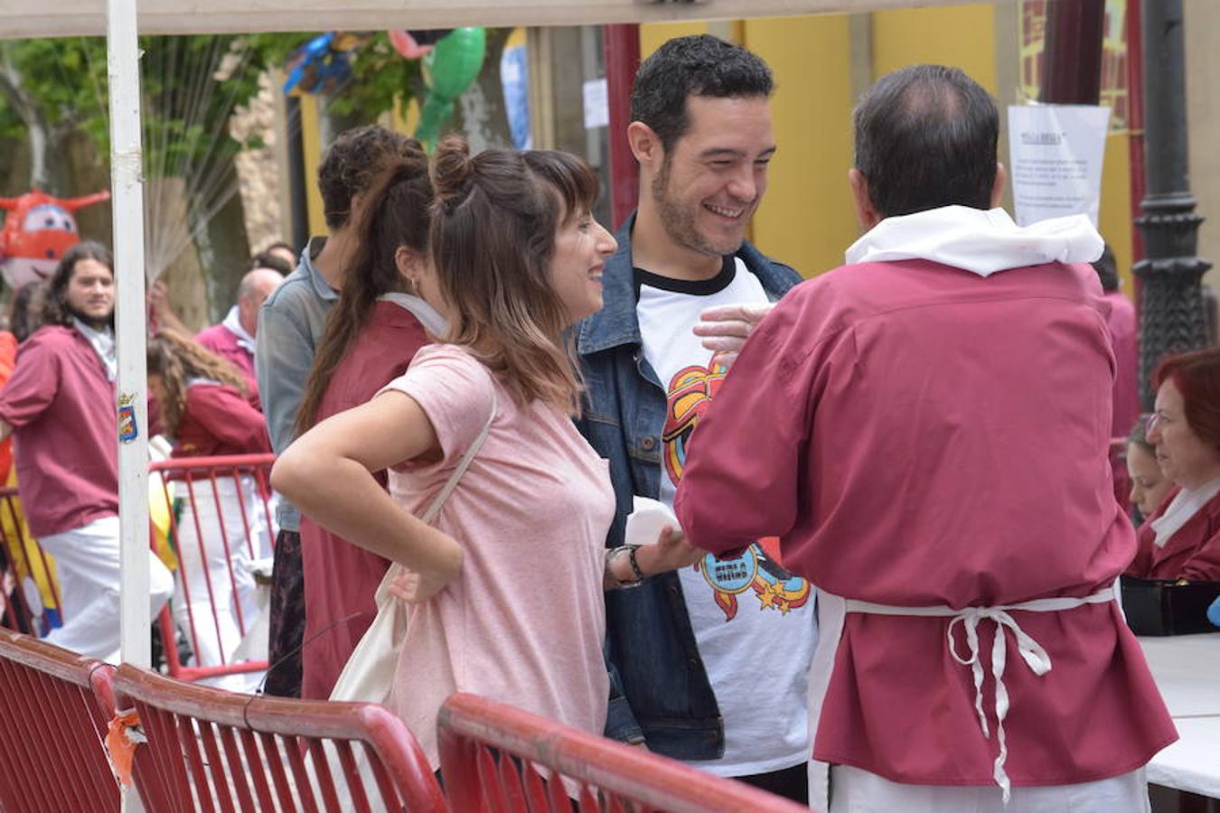 La Peña La Rioja ha organizado de buen amañana la degustación de tostas de paté con boletus en la Calle Once de Junio (junto a la Gota de Leche), en un acto coordinado con la Federación de Peñas de Logroño.