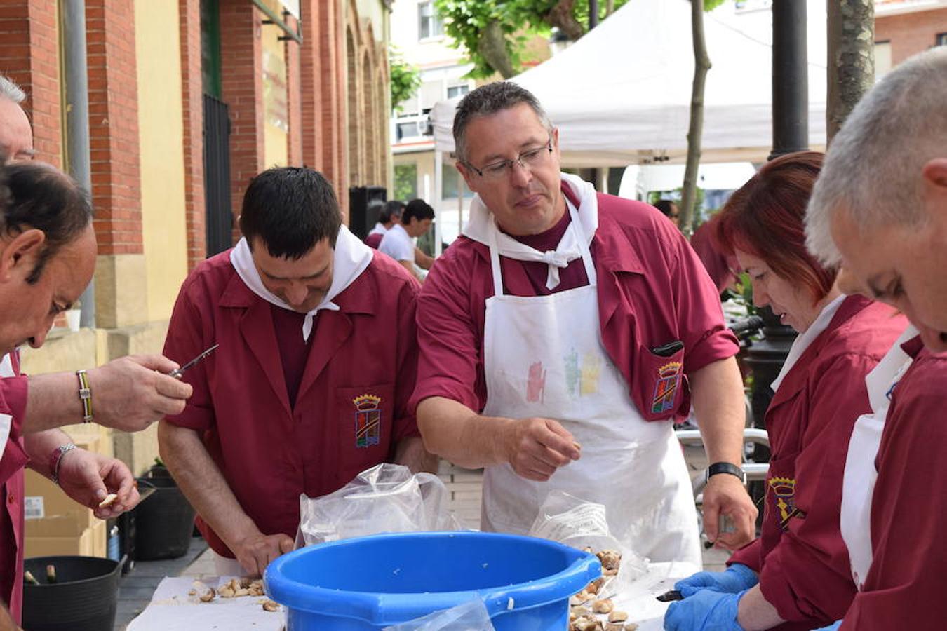 La Peña La Rioja ha organizado de buen amañana la degustación de tostas de paté con boletus en la Calle Once de Junio (junto a la Gota de Leche), en un acto coordinado con la Federación de Peñas de Logroño.