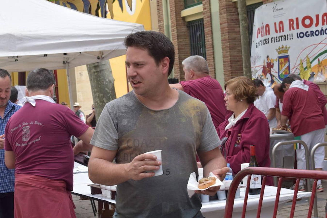 La Peña La Rioja ha organizado de buen amañana la degustación de tostas de paté con boletus en la Calle Once de Junio (junto a la Gota de Leche), en un acto coordinado con la Federación de Peñas de Logroño.