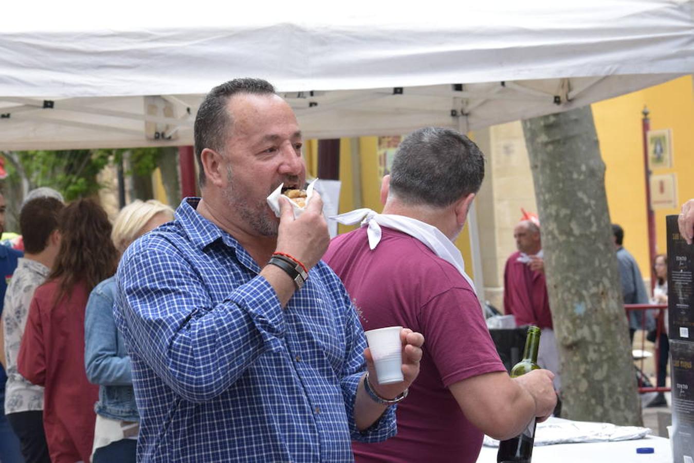 La Peña La Rioja ha organizado de buen amañana la degustación de tostas de paté con boletus en la Calle Once de Junio (junto a la Gota de Leche), en un acto coordinado con la Federación de Peñas de Logroño.