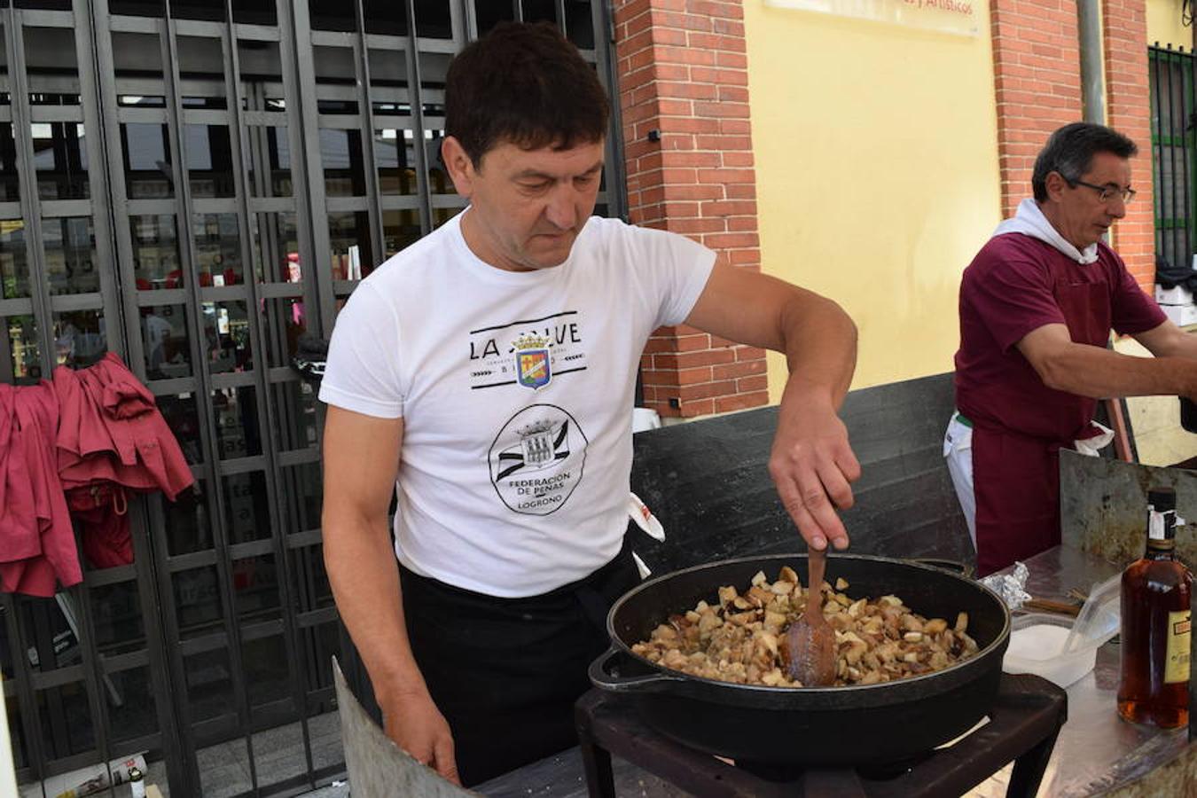 La Peña La Rioja ha organizado de buen amañana la degustación de tostas de paté con boletus en la Calle Once de Junio (junto a la Gota de Leche), en un acto coordinado con la Federación de Peñas de Logroño.