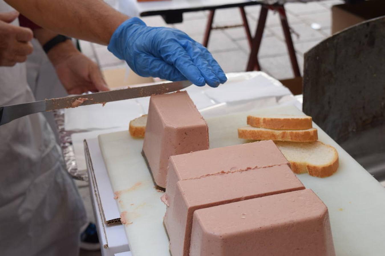 La Peña La Rioja ha organizado de buen amañana la degustación de tostas de paté con boletus en la Calle Once de Junio (junto a la Gota de Leche), en un acto coordinado con la Federación de Peñas de Logroño.