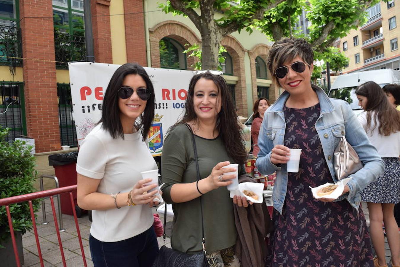 La Peña La Rioja ha organizado de buen amañana la degustación de tostas de paté con boletus en la Calle Once de Junio (junto a la Gota de Leche), en un acto coordinado con la Federación de Peñas de Logroño.