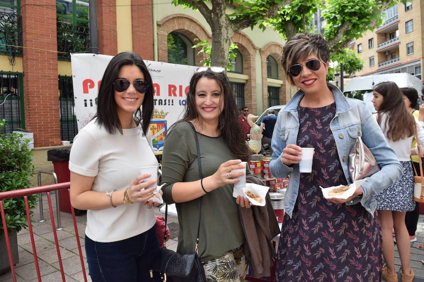 La Peña La Rioja ha organizado de buen amañana la degustación de tostas de paté con boletus en la Calle Once de Junio (junto a la Gota de Leche), en un acto coordinado con la Federación de Peñas de Logroño.