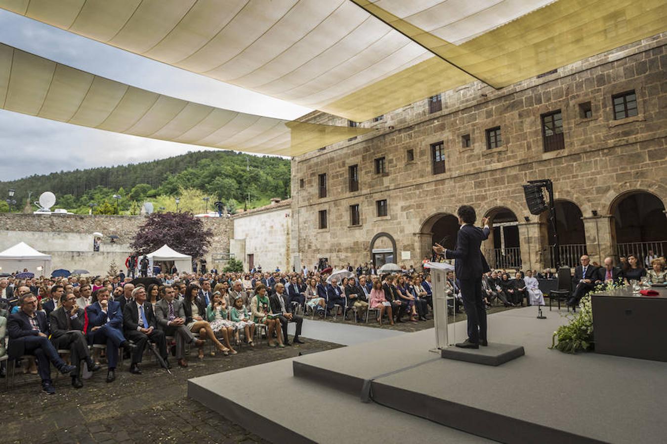 Acto de entrega de la Medalla de La Rioja a la Fundación Pioneros y a la Asociación de Amigos de las Crónicas Najerenses y distinciones para Pablo Sáinz Villegas como Riojano Ilustre y a Alberto Corazón como Riojano de Honor en el acto institucional del Día de La Rioja, que se ha celebrado en el Monasterio de Yusor, en un acto presentado por la periodista Graciela Martínez.