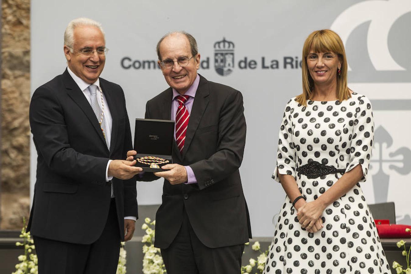 Acto de entrega de la Medalla de La Rioja a la Fundación Pioneros y a la Asociación de Amigos de las Crónicas Najerenses y distinciones para Pablo Sáinz Villegas como Riojano Ilustre y a Alberto Corazón como Riojano de Honor en el acto institucional del Día de La Rioja, que se ha celebrado en el Monasterio de Yusor, en un acto presentado por la periodista Graciela Martínez.