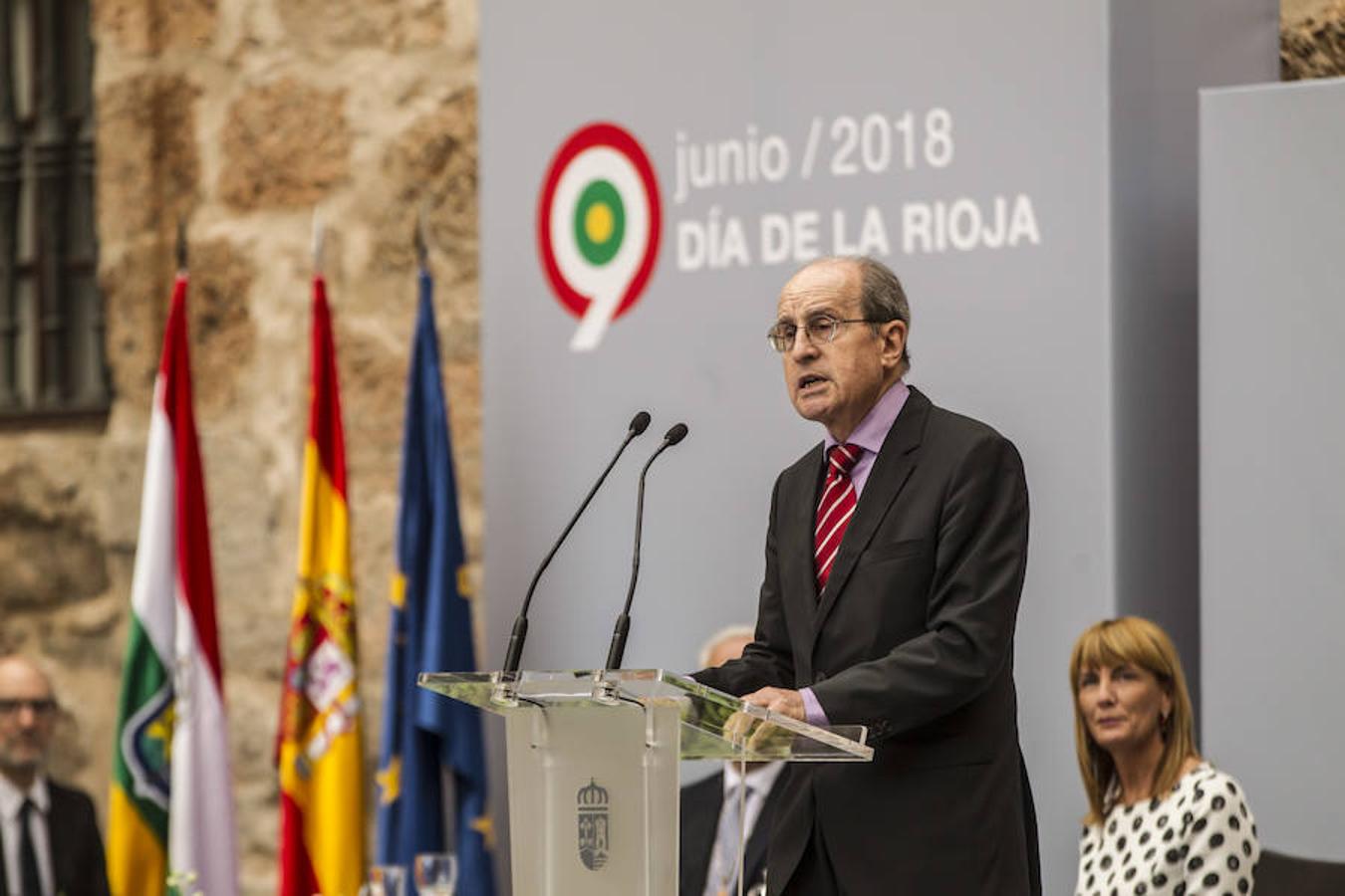 Acto de entrega de la Medalla de La Rioja a la Fundación Pioneros y a la Asociación de Amigos de las Crónicas Najerenses y distinciones para Pablo Sáinz Villegas como Riojano Ilustre y a Alberto Corazón como Riojano de Honor en el acto institucional del Día de La Rioja, que se ha celebrado en el Monasterio de Yusor, en un acto presentado por la periodista Graciela Martínez.