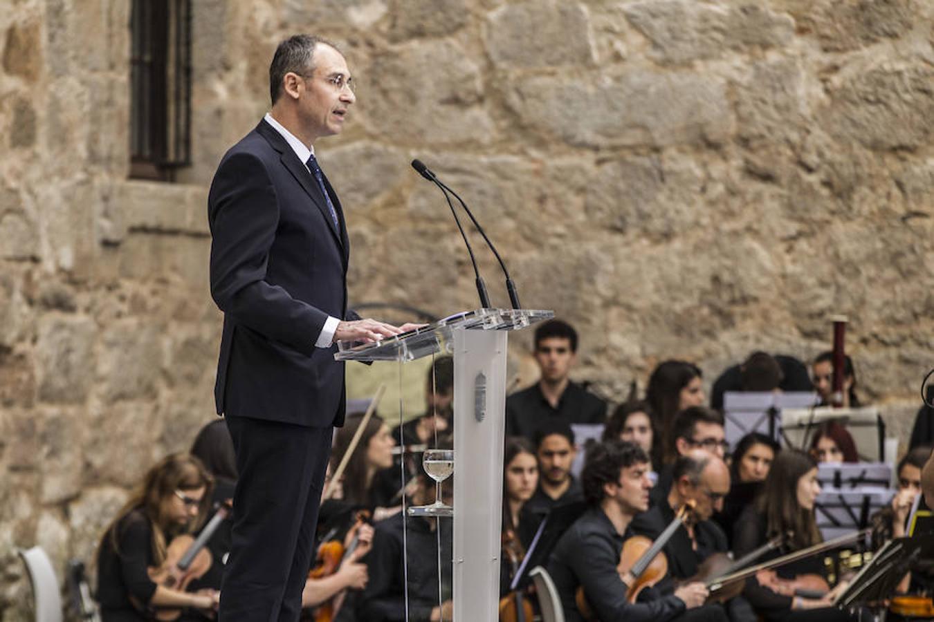 Acto de entrega de la Medalla de La Rioja a la Fundación Pioneros y a la Asociación de Amigos de las Crónicas Najerenses y distinciones para Pablo Sáinz Villegas como Riojano Ilustre y a Alberto Corazón como Riojano de Honor en el acto institucional del Día de La Rioja, que se ha celebrado en el Monasterio de Yusor, en un acto presentado por la periodista Graciela Martínez.