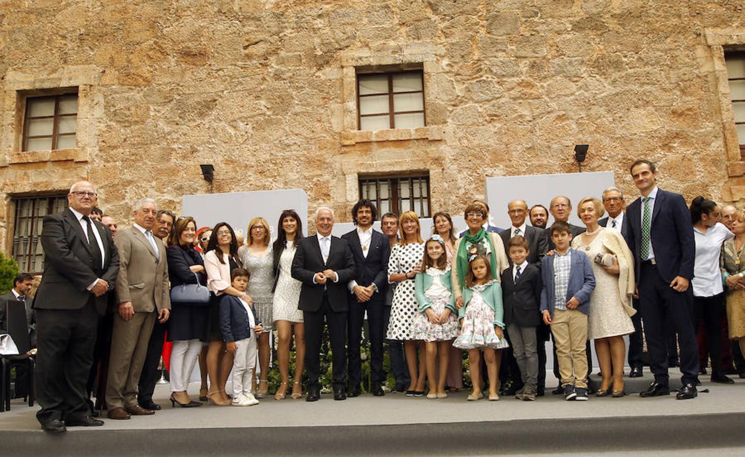 Acto de entrega de la Medalla de La Rioja a la Fundación Pioneros y a la Asociación de Amigos de las Crónicas Najerenses y distinciones para Pablo Sáinz Villegas como Riojano Ilustre y a Alberto Corazón como Riojano de Honor en el acto institucional del Día de La Rioja, que se ha celebrado en el Monasterio de Yusor, en un acto presentado por la periodista Graciela Martínez.