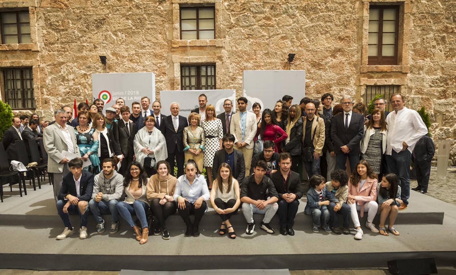 Acto de entrega de la Medalla de La Rioja a la Fundación Pioneros y a la Asociación de Amigos de las Crónicas Najerenses y distinciones para Pablo Sáinz Villegas como Riojano Ilustre y a Alberto Corazón como Riojano de Honor en el acto institucional del Día de La Rioja, que se ha celebrado en el Monasterio de Yusor, en un acto presentado por la periodista Graciela Martínez.