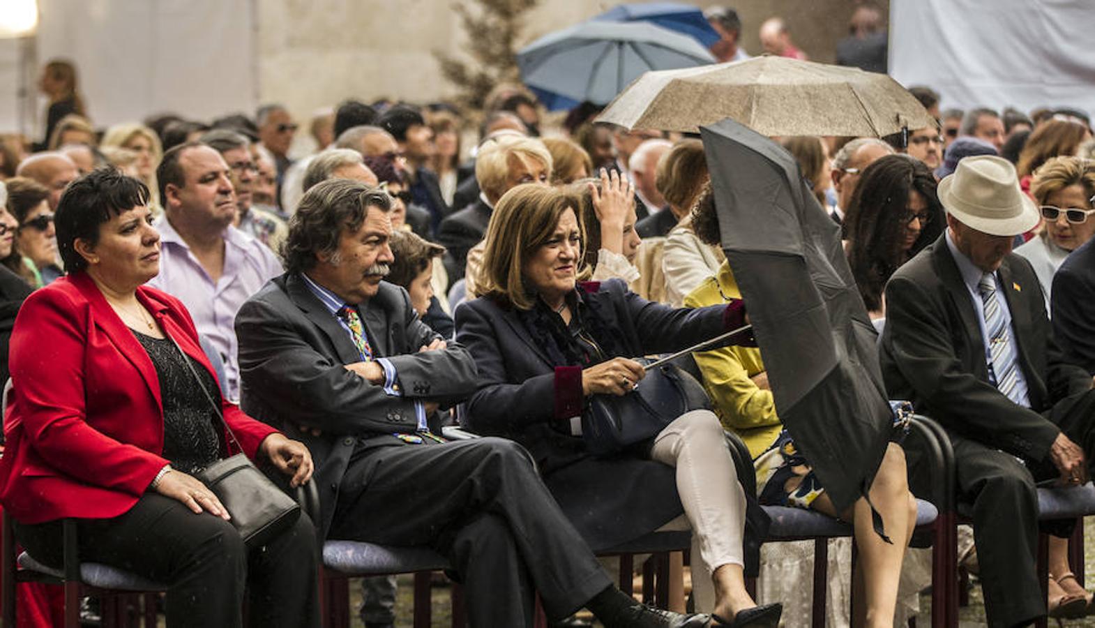 Algunos gestos y algunas anécdotas surgidas en torno a la celebración del Día de La Rioja que se ha celebrado en San Millán de la Cogolla donde la lluvia también ha querido ser protagonista.