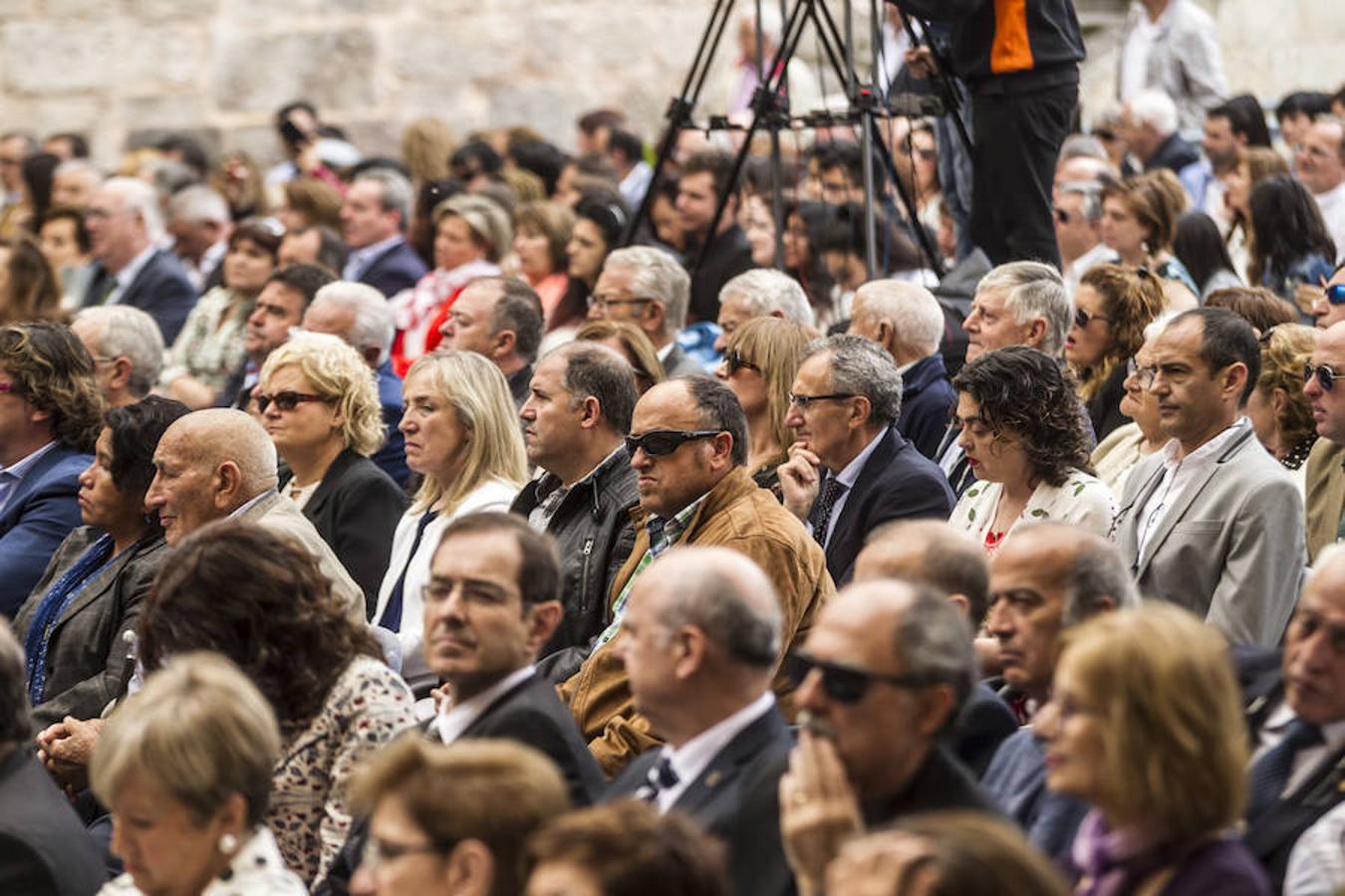 Selección de imágenes del público asistente esta mañana a los actos del Día de La Rioja que han tenido lugar en San Millán.