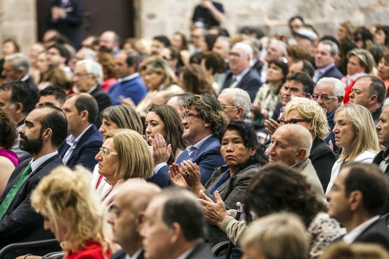 Selección de imágenes del público asistente esta mañana a los actos del Día de La Rioja que han tenido lugar en San Millán.