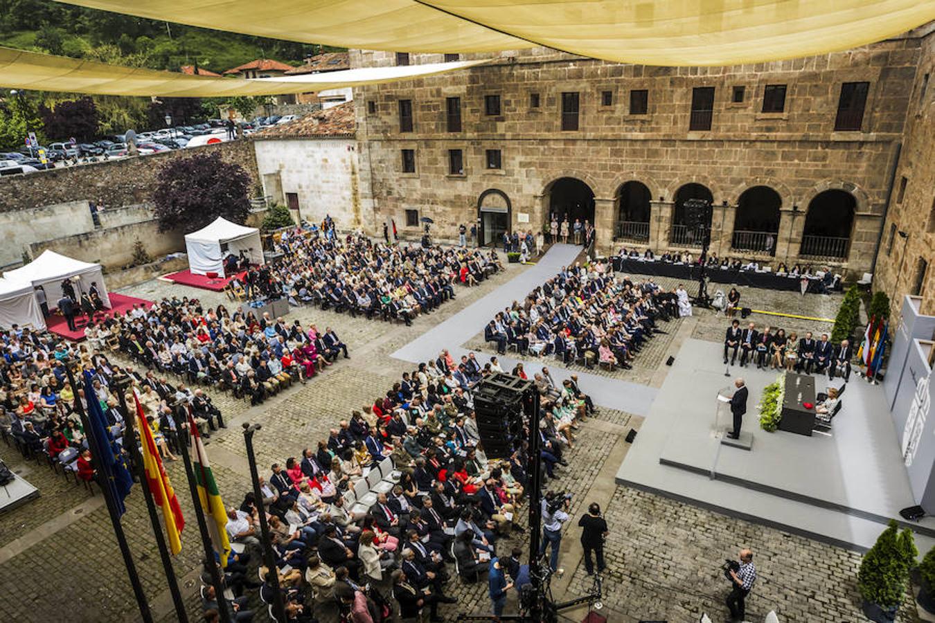 Selección de imágenes del público asistente esta mañana a los actos del Día de La Rioja que han tenido lugar en San Millán.