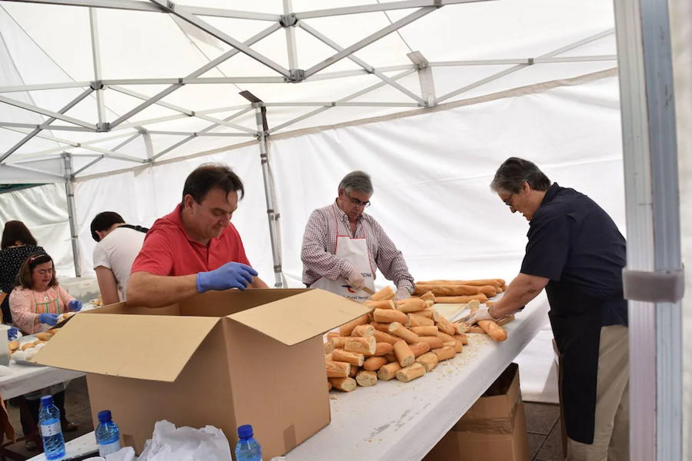 Con la organización del Centro Cántabro en La Rioja, la Plaza de San Agustín ha sido el escenario matinal de la degustación de pimientos con anchoa que ha programado la Federación de Casas Regionales.