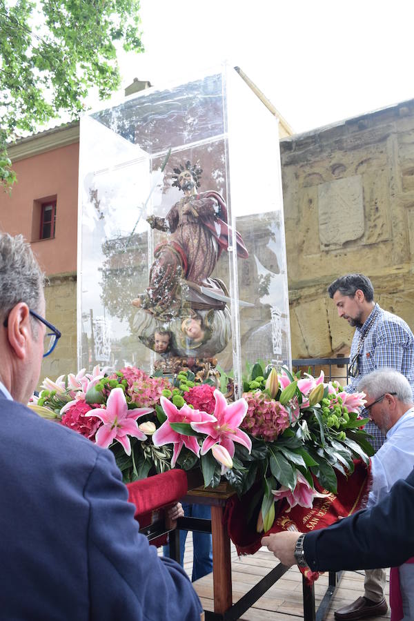 Traslado de la imagen de San Bernabé por parte de la Cofradía Logroñesa de San Bernabé junto con el grupo Contradanza en un paseo que ha unido las calles Rodríguez Paterna, Portales, La Merced, Plaza del Parlamento y las murallas de El Revellín.