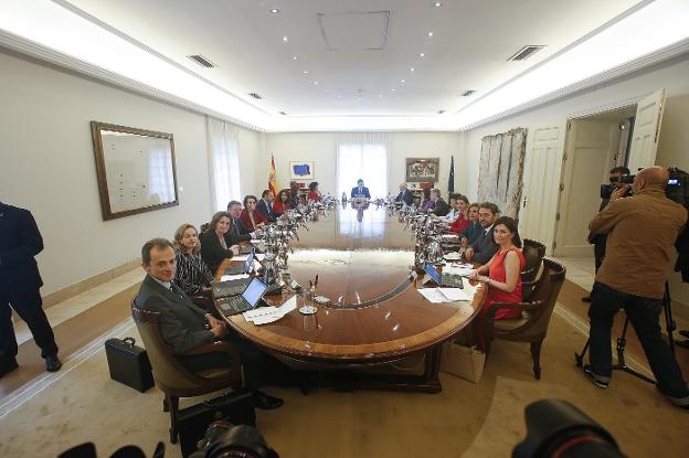 Pedro Sánchez presidió el pasado viernes en la Moncloa su primera reunión del Consejo de Ministros. :: alberto ferreras