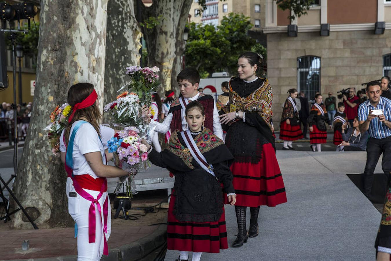 Honras a San Bernabé con entrega de flores y discruso de estímulo de la alcaldesa de Logroño a que los logroñeses vuelvan a revivir el espíritu solidario que hace casi 500 años nos llevó al triunfo sobre las tropas invasoras.