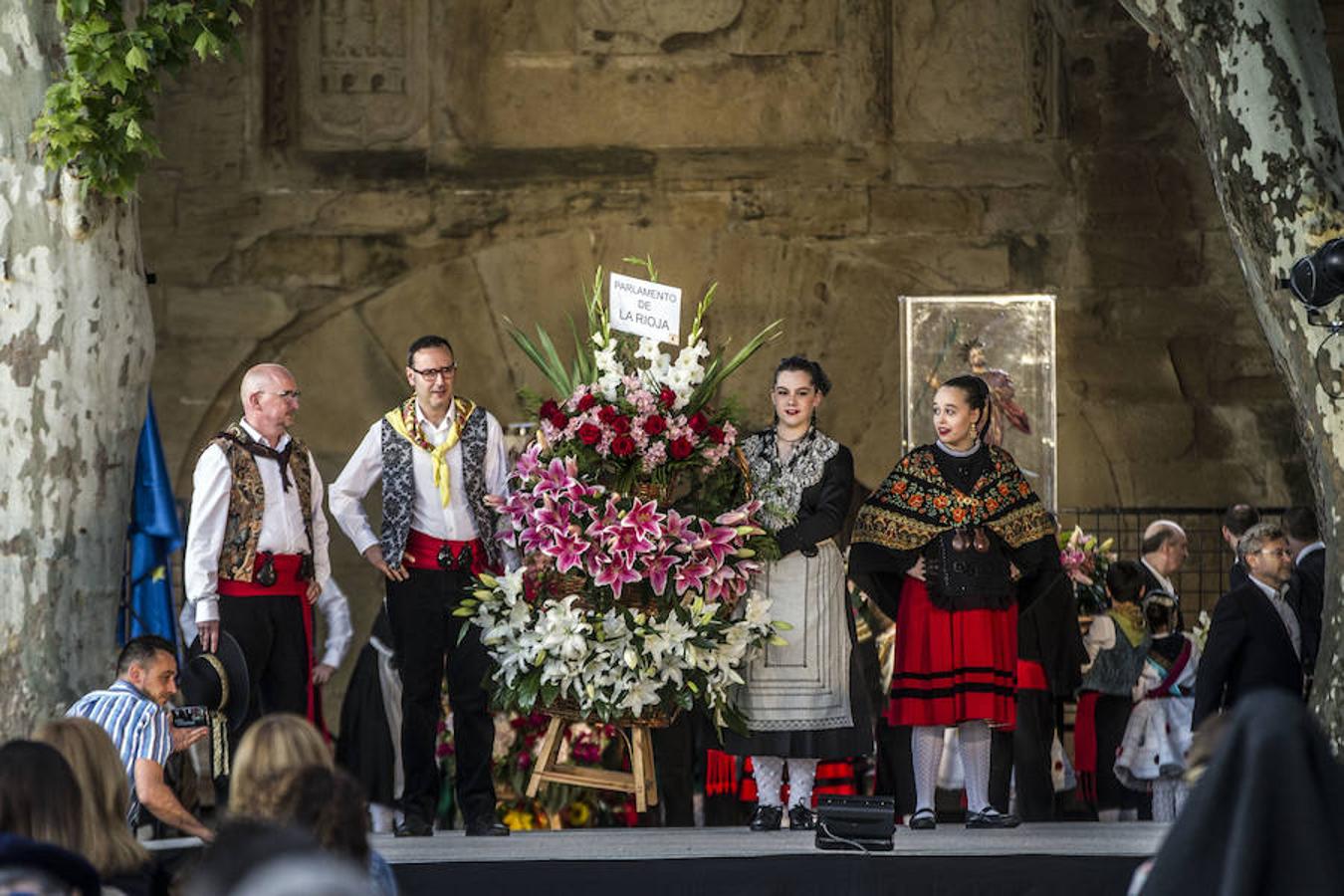 Honras a San Bernabé con entrega de flores y discruso de estímulo de la alcaldesa de Logroño a que los logroñeses vuelvan a revivir el espíritu solidario que hace casi 500 años nos llevó al triunfo sobre las tropas invasoras.