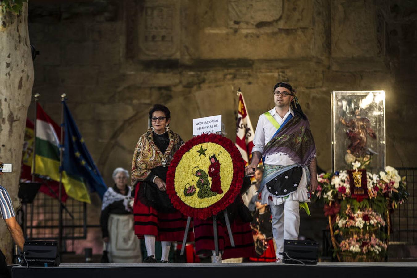 Honras a San Bernabé con entrega de flores y discruso de estímulo de la alcaldesa de Logroño a que los logroñeses vuelvan a revivir el espíritu solidario que hace casi 500 años nos llevó al triunfo sobre las tropas invasoras.