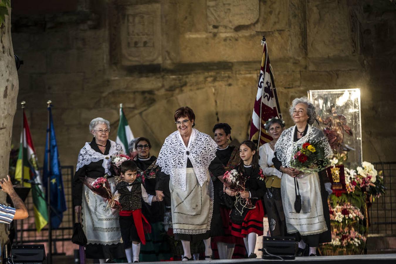 Honras a San Bernabé con entrega de flores y discruso de estímulo de la alcaldesa de Logroño a que los logroñeses vuelvan a revivir el espíritu solidario que hace casi 500 años nos llevó al triunfo sobre las tropas invasoras.
