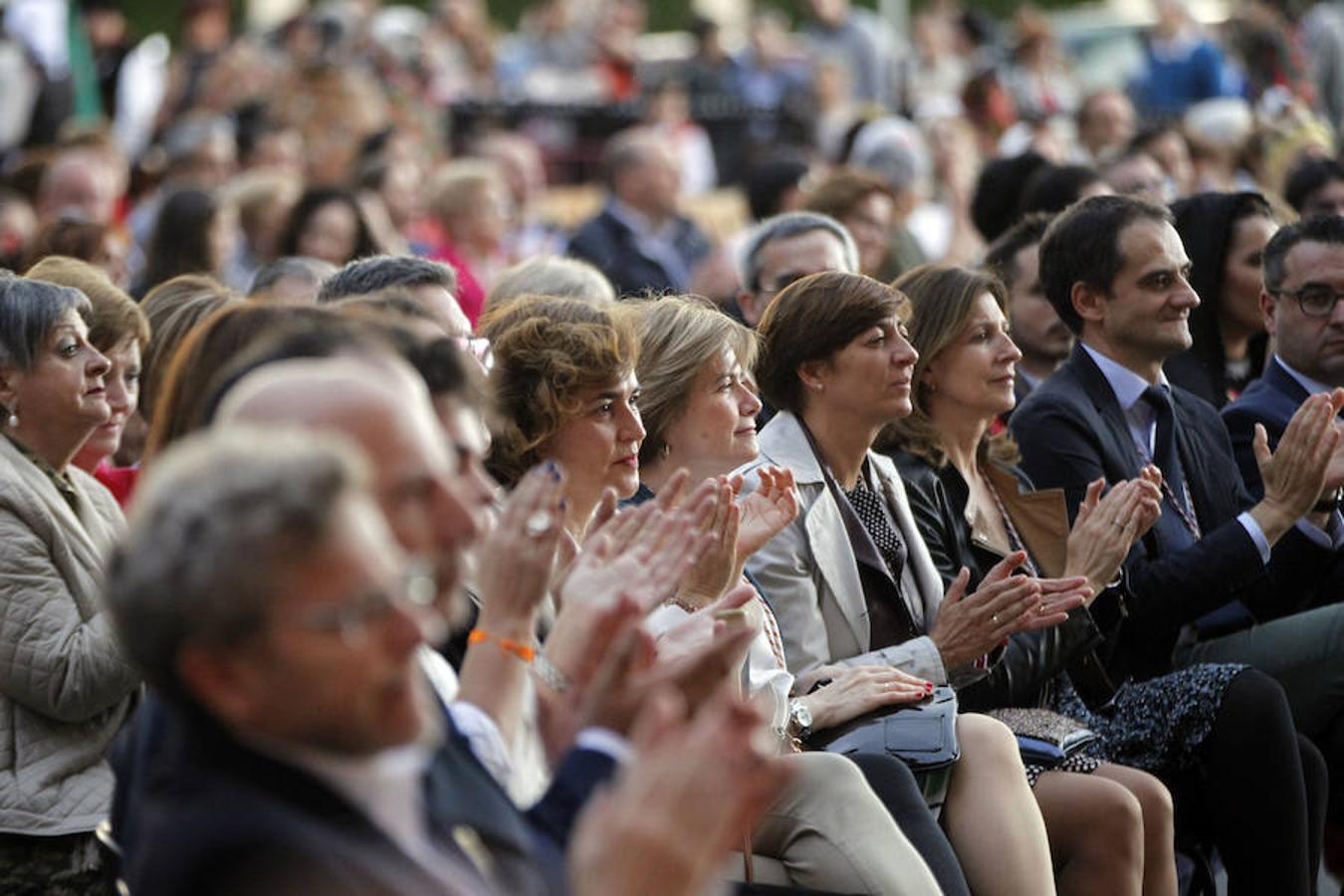 Honras a San Bernabé con entrega de flores y discruso de estímulo de la alcaldesa de Logroño a que los logroñeses vuelvan a revivir el espíritu solidario que hace casi 500 años nos llevó al triunfo sobre las tropas invasoras.