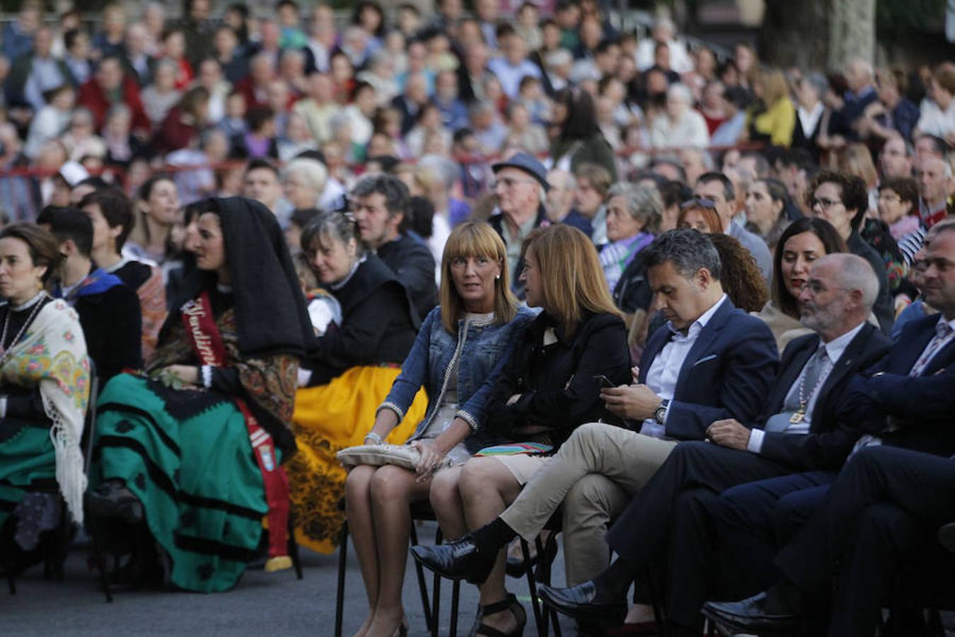 Honras a San Bernabé con entrega de flores y discruso de estímulo de la alcaldesa de Logroño a que los logroñeses vuelvan a revivir el espíritu solidario que hace casi 500 años nos llevó al triunfo sobre las tropas invasoras.