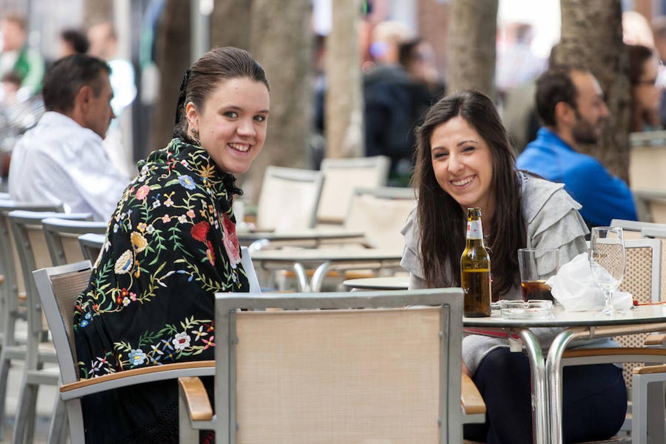 Una mañana acogedora que luego se ha torcido y nos ha hecho mirar al cielo entre el recelo y el ruego. Gran ambiente de fiesta por las calles históricas de Logroño.