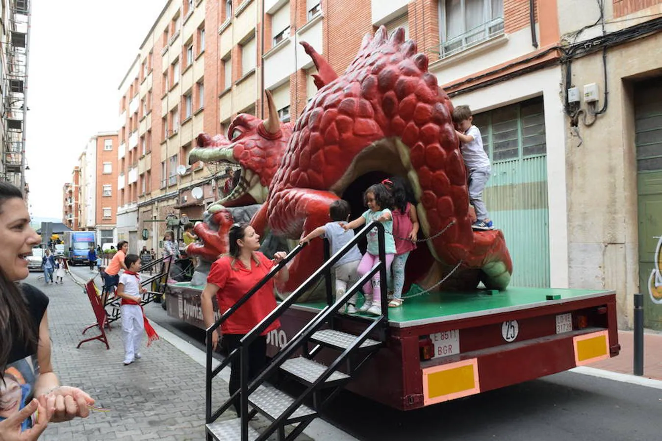 Fiesta solidaria con hinchables y dragón tragantúa celebrada en la calle Beratúa organizada por la Peña la Simpatía y la Federación de Peñas de Logroño.