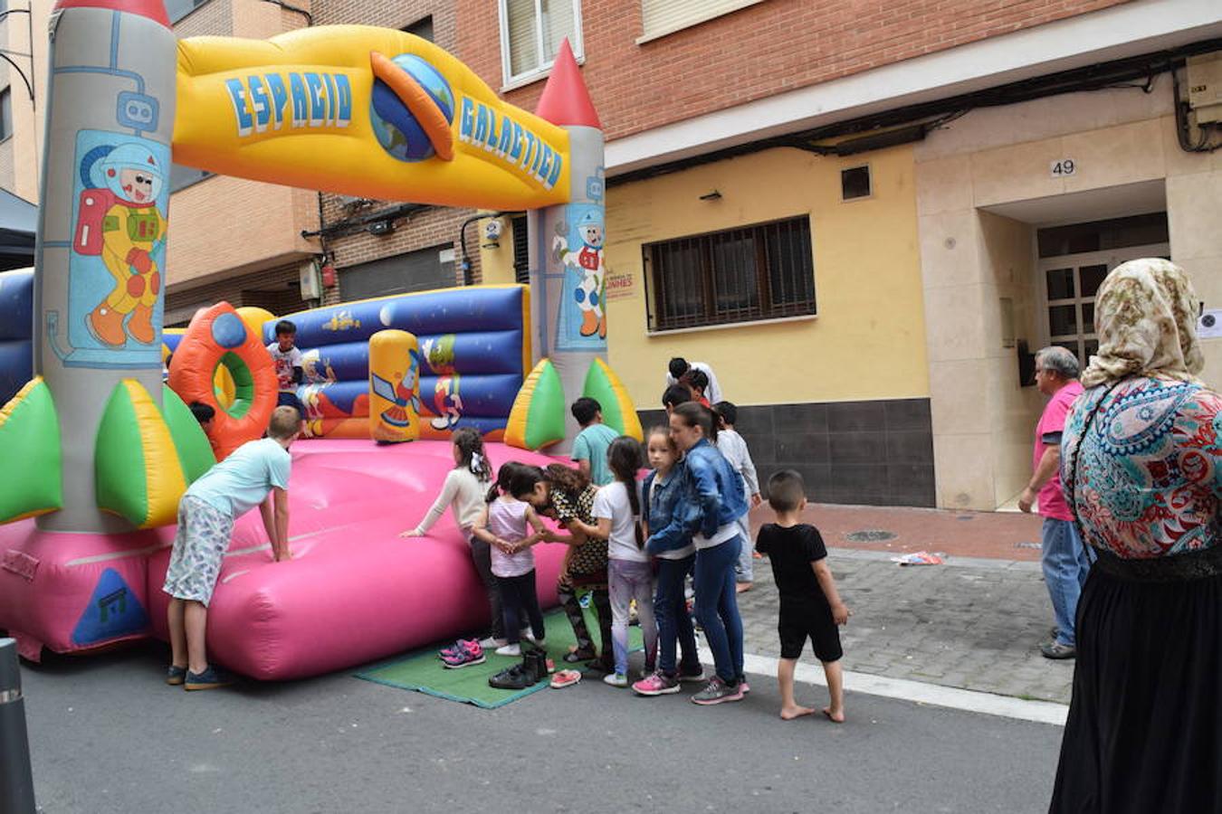 Fiesta solidaria con hinchables y dragón tragantúa celebrada en la calle Beratúa organizada por la Peña la Simpatía y la Federación de Peñas de Logroño.