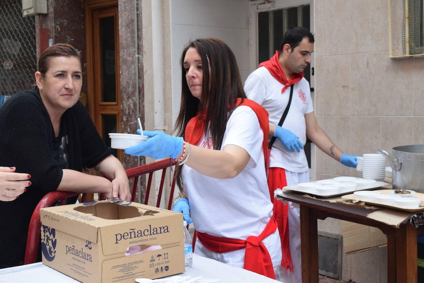 Fiesta solidaria con hinchables y dragón tragantúa celebrada en la calle Beratúa organizada por la Peña la Simpatía y la Federación de Peñas de Logroño.