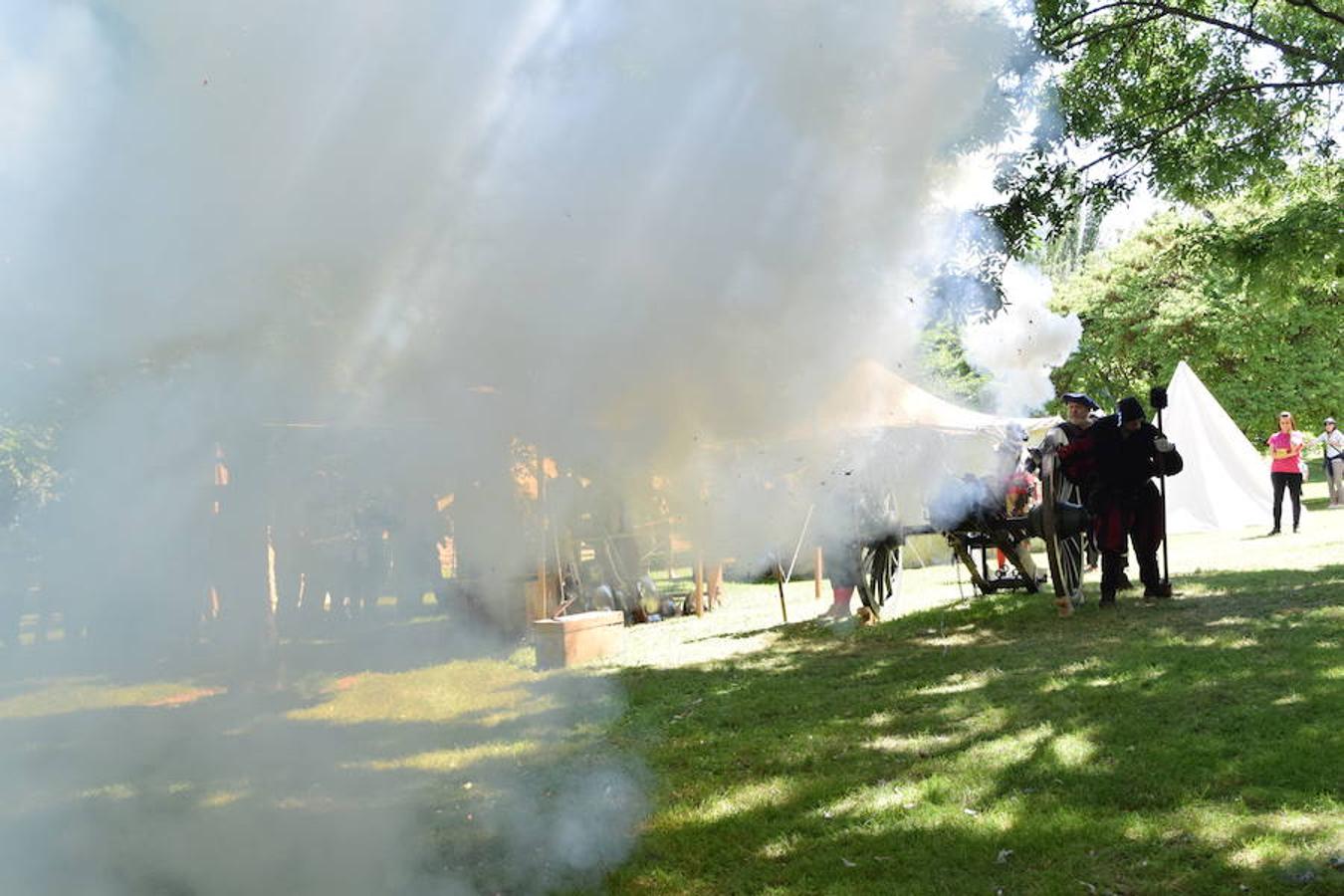 Cañones de otros tiempos y el mismo estruendo. Pólvora, plomo y lumbre para preparar buenas andanadas. Alrededor del Ebro los arcabuceros también hacían resonar sus armas en una recreación militar de época con la evocación de la vida castrense de 1521 con los soldados vestidos al uso.
