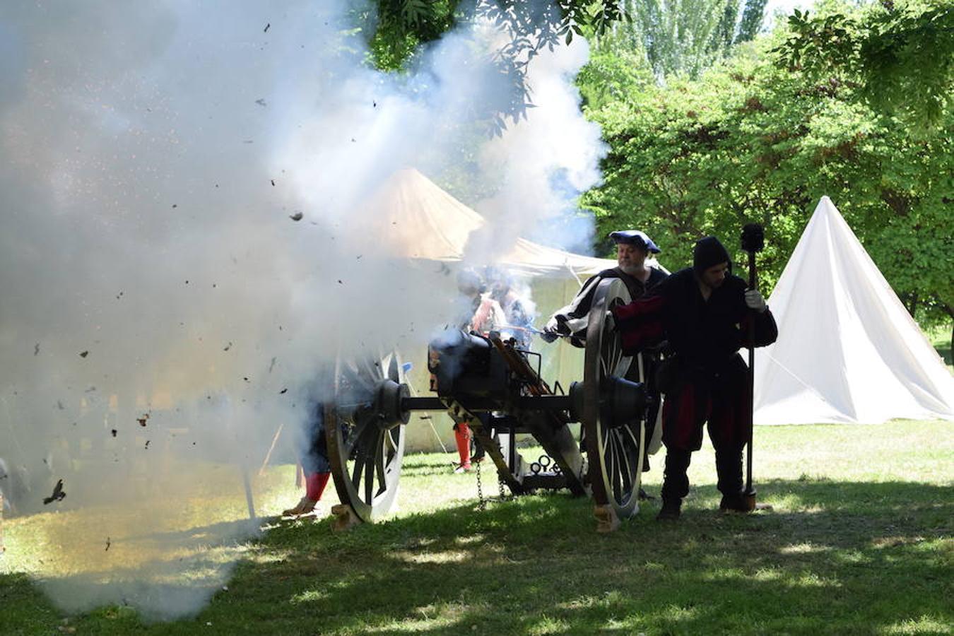 Cañones de otros tiempos y el mismo estruendo. Pólvora, plomo y lumbre para preparar buenas andanadas. Alrededor del Ebro los arcabuceros también hacían resonar sus armas en una recreación militar de época con la evocación de la vida castrense de 1521 con los soldados vestidos al uso.