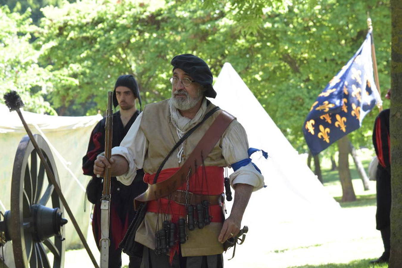 Cañones de otros tiempos y el mismo estruendo. Pólvora, plomo y lumbre para preparar buenas andanadas. Alrededor del Ebro los arcabuceros también hacían resonar sus armas en una recreación militar de época con la evocación de la vida castrense de 1521 con los soldados vestidos al uso.
