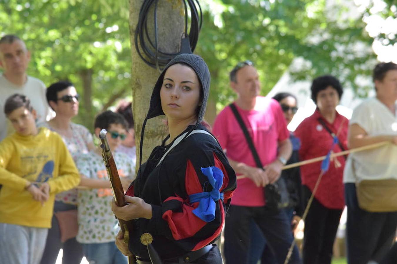 Cañones de otros tiempos y el mismo estruendo. Pólvora, plomo y lumbre para preparar buenas andanadas. Alrededor del Ebro los arcabuceros también hacían resonar sus armas en una recreación militar de época con la evocación de la vida castrense de 1521 con los soldados vestidos al uso.