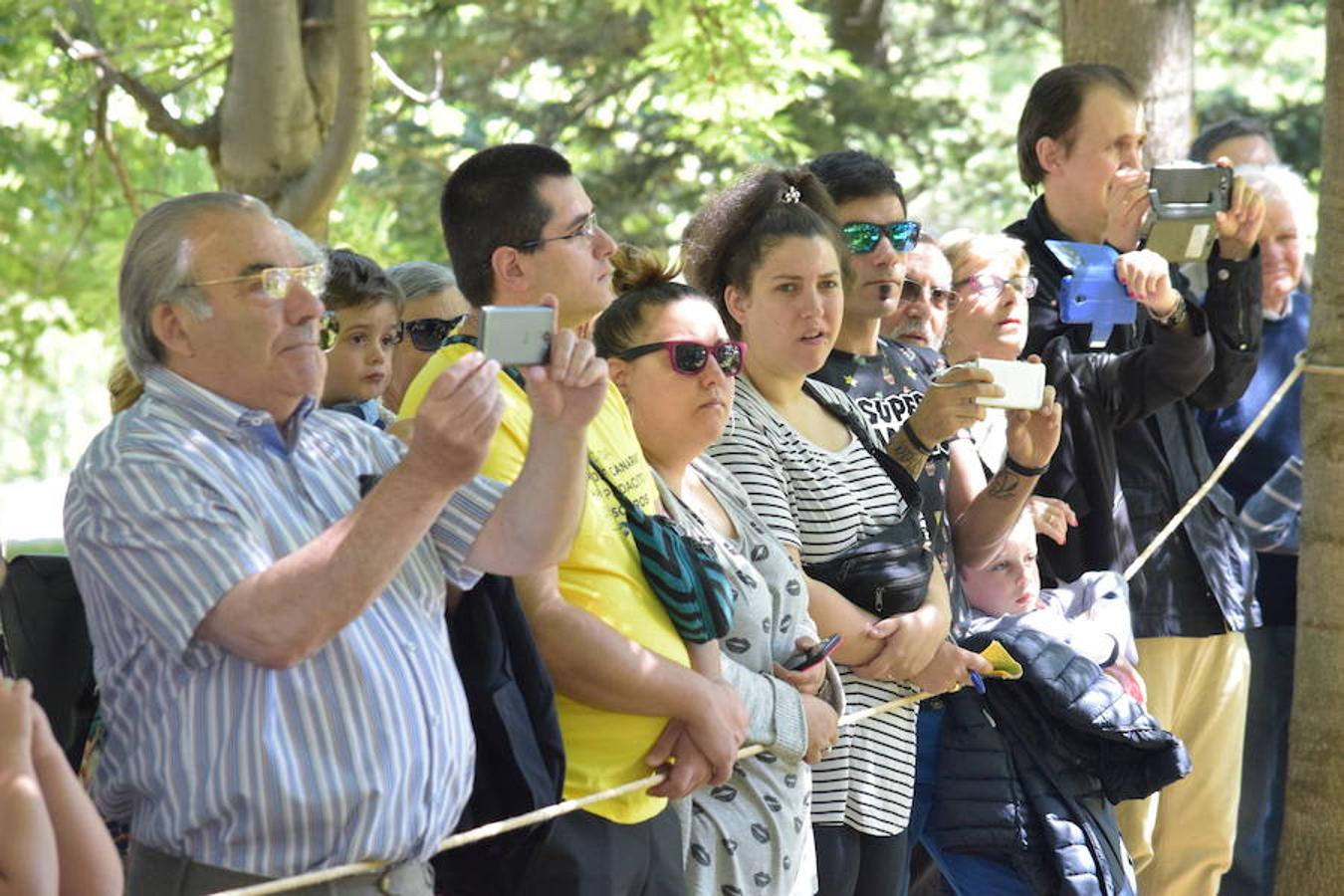 Cañones de otros tiempos y el mismo estruendo. Pólvora, plomo y lumbre para preparar buenas andanadas. Alrededor del Ebro los arcabuceros también hacían resonar sus armas en una recreación militar de época con la evocación de la vida castrense de 1521 con los soldados vestidos al uso.
