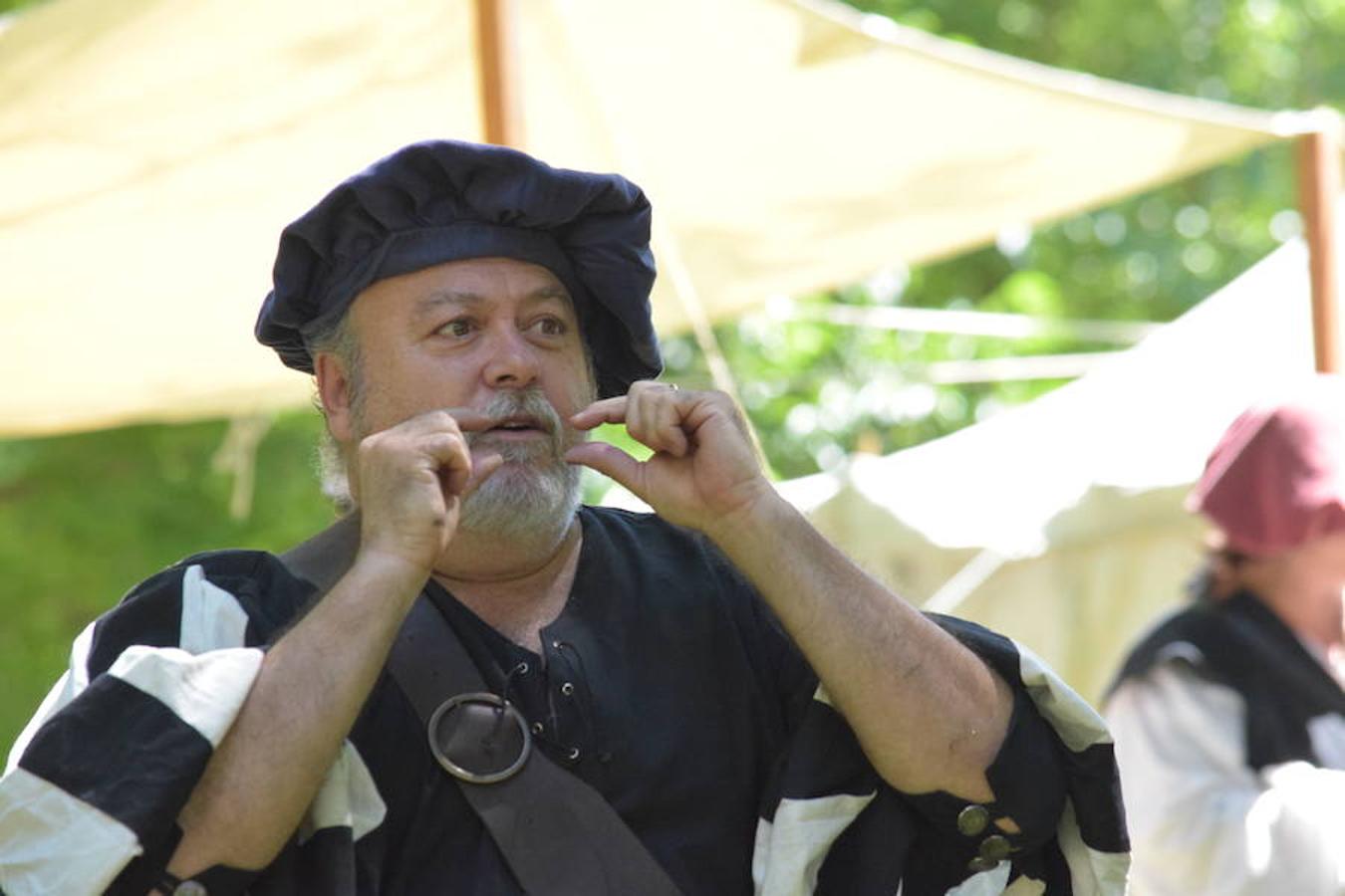 Cañones de otros tiempos y el mismo estruendo. Pólvora, plomo y lumbre para preparar buenas andanadas. Alrededor del Ebro los arcabuceros también hacían resonar sus armas en una recreación militar de época con la evocación de la vida castrense de 1521 con los soldados vestidos al uso.