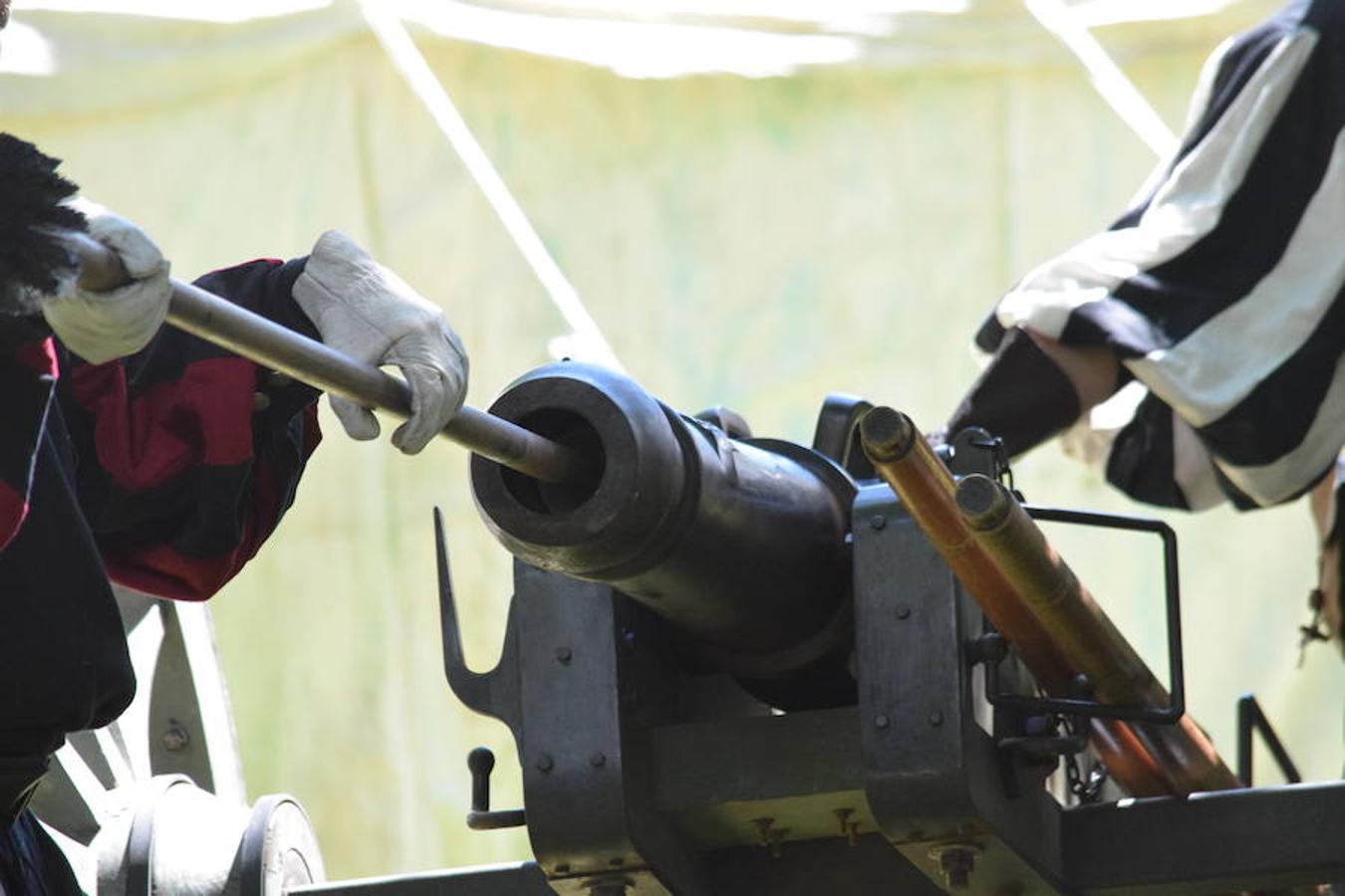 Cañones de otros tiempos y el mismo estruendo. Pólvora, plomo y lumbre para preparar buenas andanadas. Alrededor del Ebro los arcabuceros también hacían resonar sus armas en una recreación militar de época con la evocación de la vida castrense de 1521 con los soldados vestidos al uso.