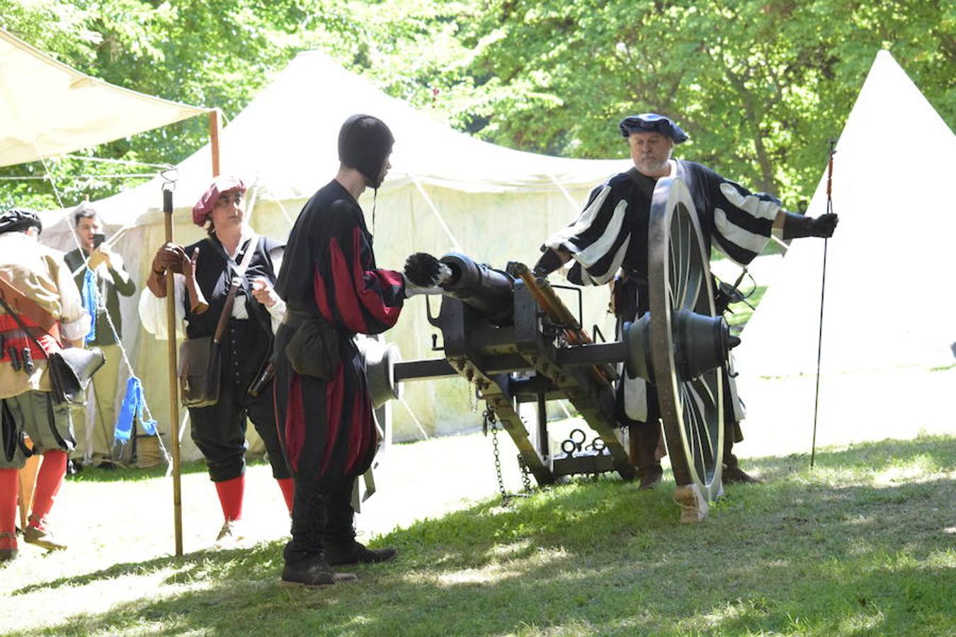 Cañones de otros tiempos y el mismo estruendo. Pólvora, plomo y lumbre para preparar buenas andanadas. Alrededor del Ebro los arcabuceros también hacían resonar sus armas en una recreación militar de época con la evocación de la vida castrense de 1521 con los soldados vestidos al uso.