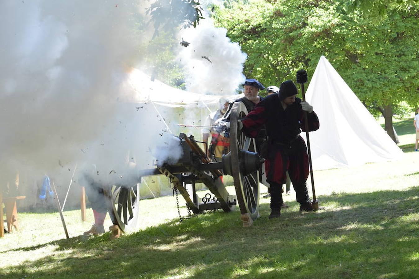 Cañones de otros tiempos y el mismo estruendo. Pólvora, plomo y lumbre para preparar buenas andanadas. Alrededor del Ebro los arcabuceros también hacían resonar sus armas en una recreación militar de época con la evocación de la vida castrense de 1521 con los soldados vestidos al uso.