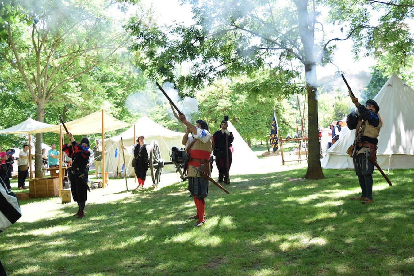 Cañones de otros tiempos y el mismo estruendo. Pólvora, plomo y lumbre para preparar buenas andanadas. Alrededor del Ebro los arcabuceros también hacían resonar sus armas en una recreación militar de época con la evocación de la vida castrense de 1521 con los soldados vestidos al uso.