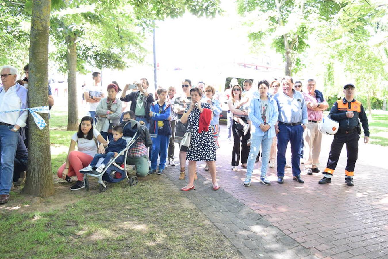 Cañones de otros tiempos y el mismo estruendo. Pólvora, plomo y lumbre para preparar buenas andanadas. Alrededor del Ebro los arcabuceros también hacían resonar sus armas en una recreación militar de época con la evocación de la vida castrense de 1521 con los soldados vestidos al uso.