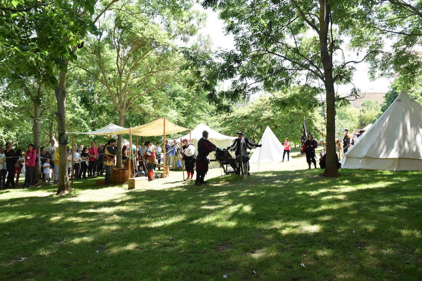 Cañones de otros tiempos y el mismo estruendo. Pólvora, plomo y lumbre para preparar buenas andanadas. Alrededor del Ebro los arcabuceros también hacían resonar sus armas en una recreación militar de época con la evocación de la vida castrense de 1521 con los soldados vestidos al uso.