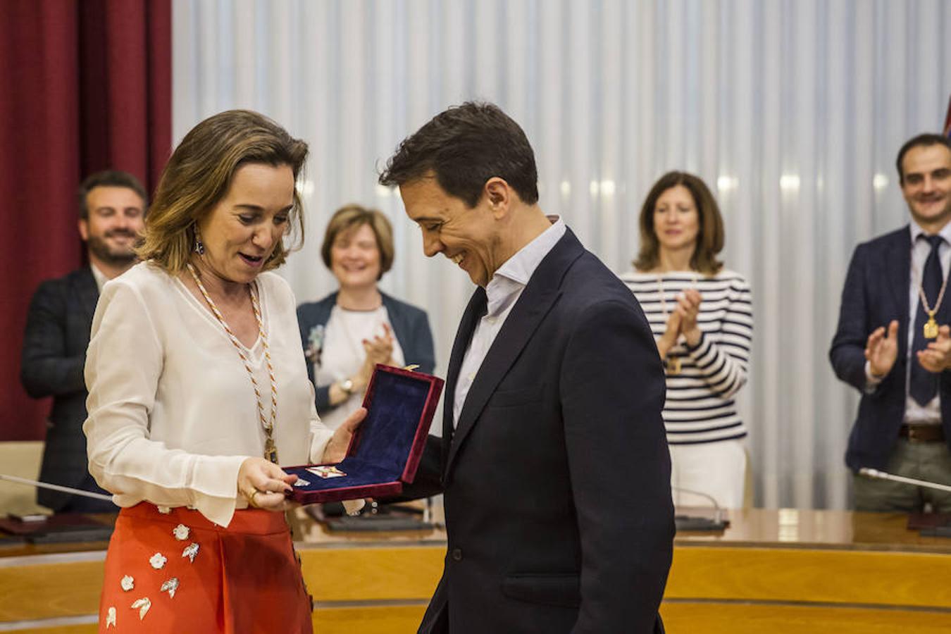 Logroño ha entregado sus insignias de San Bernabé a cuatro insignes personas que se distinguen por su dedicación, esfuerzo y éxito. Ovidia de Francisco, Francis Paniego, Sheila Gutiérrez y Peblo Sáinz Villegas han sido los galardonados en esta edición.